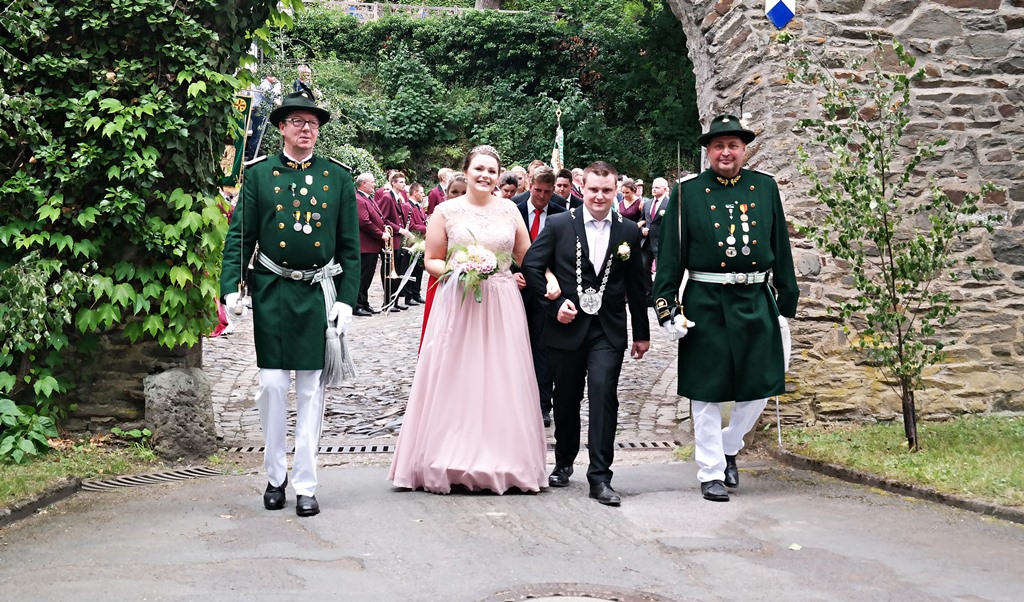 Einmalige Kulisse: Knig Patrick II. und seine Knigin Luisa beim Gang durch den Torbogen, bevor sie von den Zuschauern bejubelt wurden. (Fotos: Regina Steinhauer)