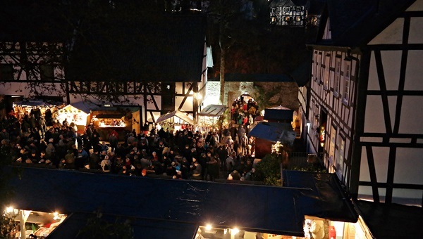 Der Weihnachtsmarkt in Schnstein (Foto: rst)