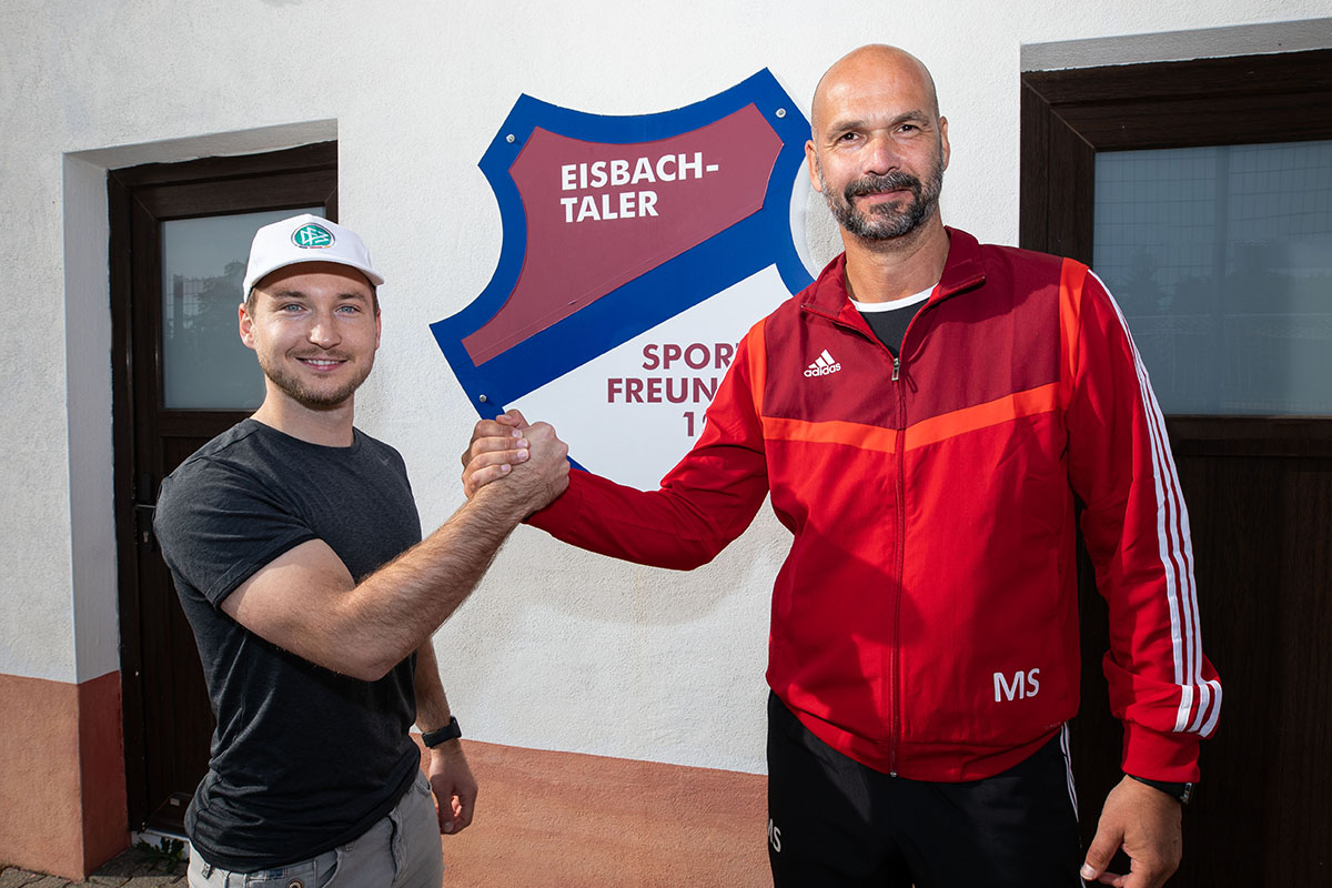Marc Schilling (rechts) als Eisbachtaler Koordinator fr den Jugendleistungsbereich und Alexander Schraut (links) als neuer U19 -Trainer der Sportfreunde freuen sich auf die gemeinsame Zusammenarbeit ab der neuen Saison bei den Westerwldern. (Foto: Andreas Egenolf)
