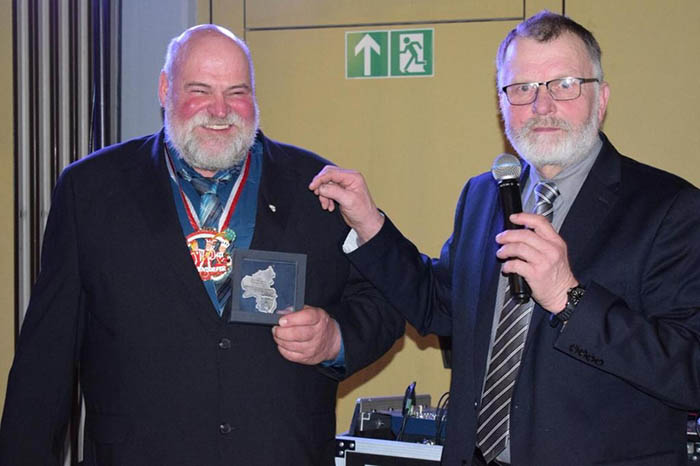 konomierat Heribert Metternich (r.) bergab Ulrich Schreiber die Silberne Kammermedaille. Foto: privat