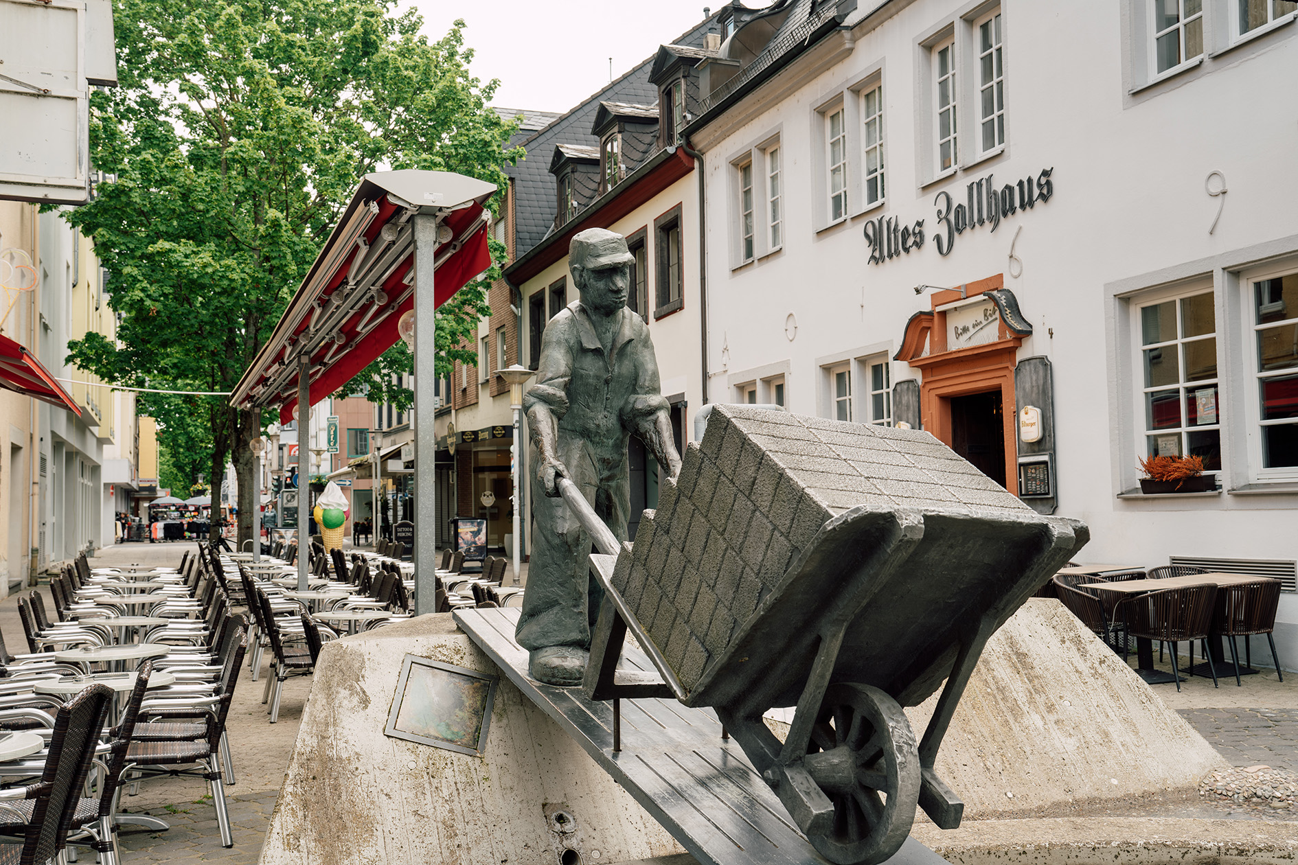 Auch wenn die Sch�rjer schon seit langer Zeit aus dem Neuwieder Stadtbild verschwunden sind, erinnert auch heute noch eine Statue in der Innenstadt an die Arbeiter, die mit ihren Schubkarren vornehmlich Bimssteine zu den Rheinschiffen brachten. Foto: Zimpfer Photography
