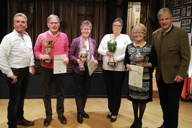 Die Vereinsmeister 2019 (von rechts): Helga Reiprich, Gabi Rockenfeller-Dietz, Annelie Weber und Klaus-Peter Klein, eingerahmt vom 1. Brudermeister Thomas Over (links) und Ehrenbrudermeister Justus Reiprich. Fotos: Verein