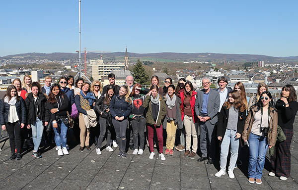 Das am Ende des Besuches aufgenommene Gruppenfoto drfte fr viele der jungen Gste ein ganz besonderes Andenken an diesen interessanten Tag darstellen. Foto: Stadt Neuwied.