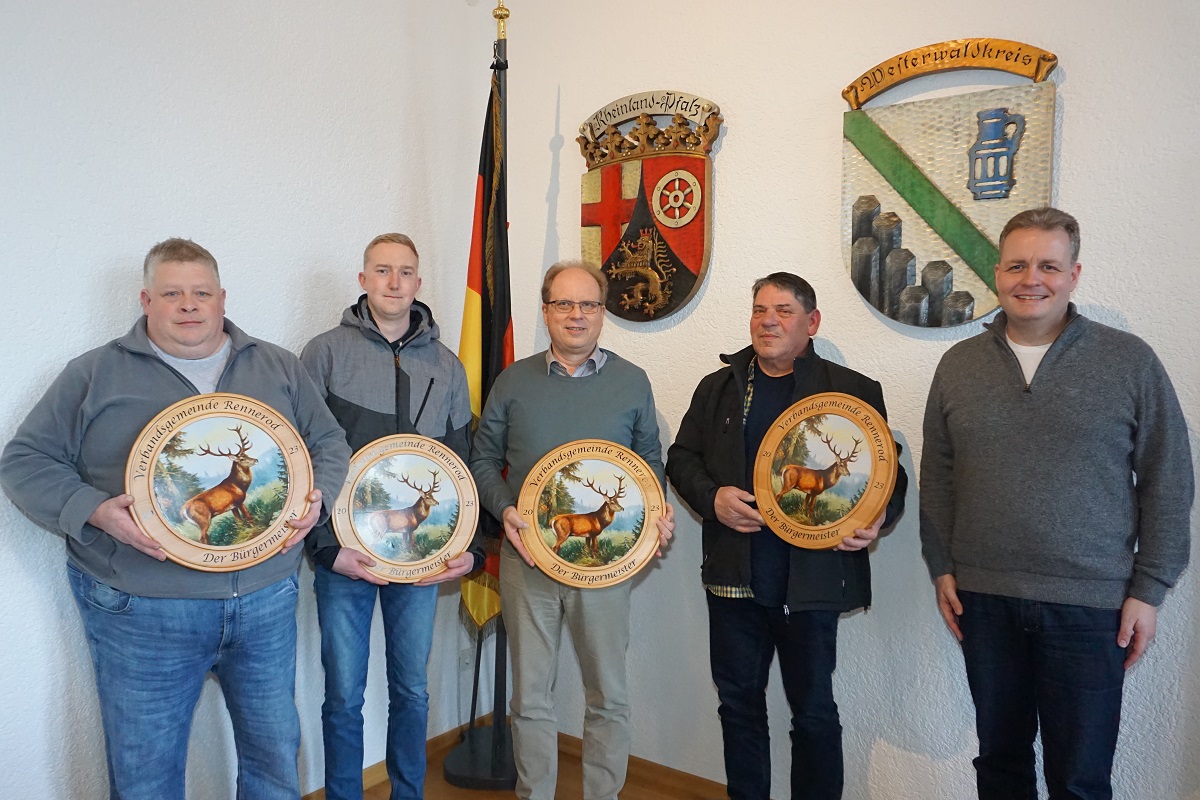 Brgermeister Gerrit Mller (rechts) hat die diesjhrigen Schtzen-Ehrenscheiben an die Vertreter der Schtzenvereine in der Verbandsgemeinde Rennerod, Andreas Menk, Dominik Kolb, Gerhard Schn und Gerd Melchiori berreicht. (Foto: Kerstin Guckert)