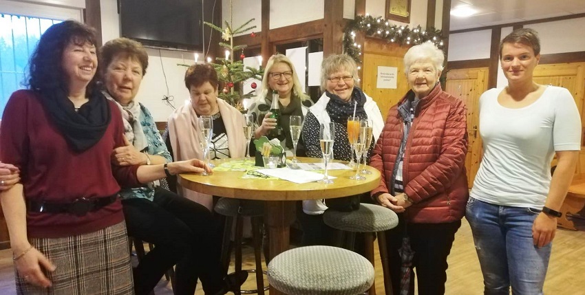 v.l. Knigin Ulla mit den Altkniginnen Annelore Buchen, Hiltrud Buchen, Silke Weber, Marina Mooz, Hanni Weber und Yvonne Quast (Fotos SV)