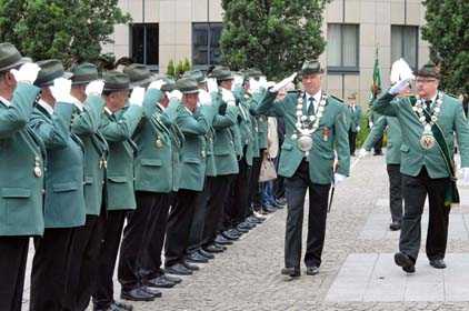 Altenkirchens Knig Jens I. schreitet die Formation der Schtzen beim Schtzenfest 2017 ab. (Archivfoto: kk)