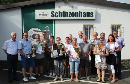 Zum Gruppenfoto stellten sich die Siegerinnen und Sieger in der Einzel- und Mannschaftswertung des 12. Stadtpokalschieens des Wissener Schtzenverein vor dem Schtzenhaus. (Foto: SV Wissen)