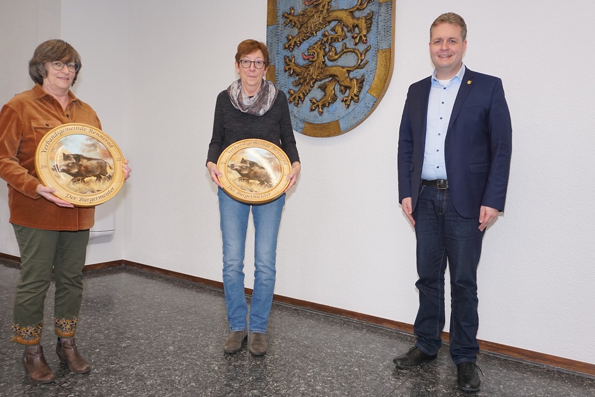 Von links: Sabine Buss (Schtzenverein St. Hubertus Oberrod) und Karin Reuscher (Schtzenverein St. Hubertus Rennerod) prsentieren die diesjhrigen Ehrenscheiben nach der bergabe durch Brgermeister Gerrit Mller. (Foto: Kerstin Guckert)