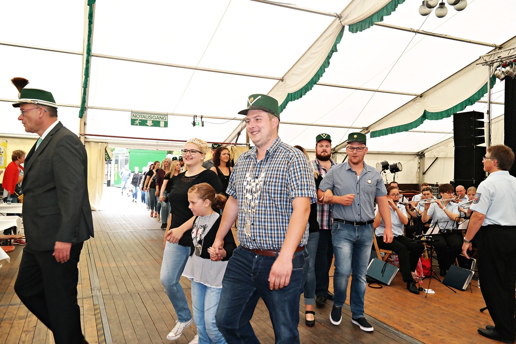 Das Knigspaar genoss am Schtzenfestmontag die letzten Feierstunden im Festzelt. (Fotos: rst) 