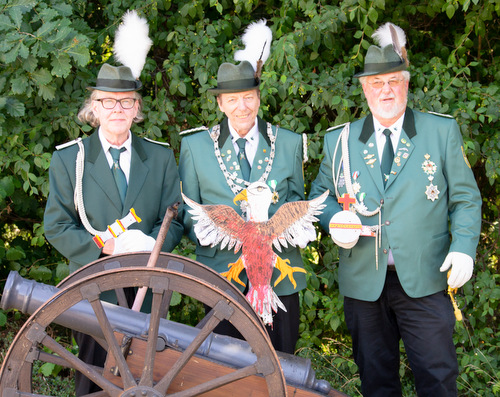 Schtzenknig Dietmar Wolf (Mitte) mit seinen Rittern Alfred Hessel (links) und Peter Kunst. (Foto: Verein) 