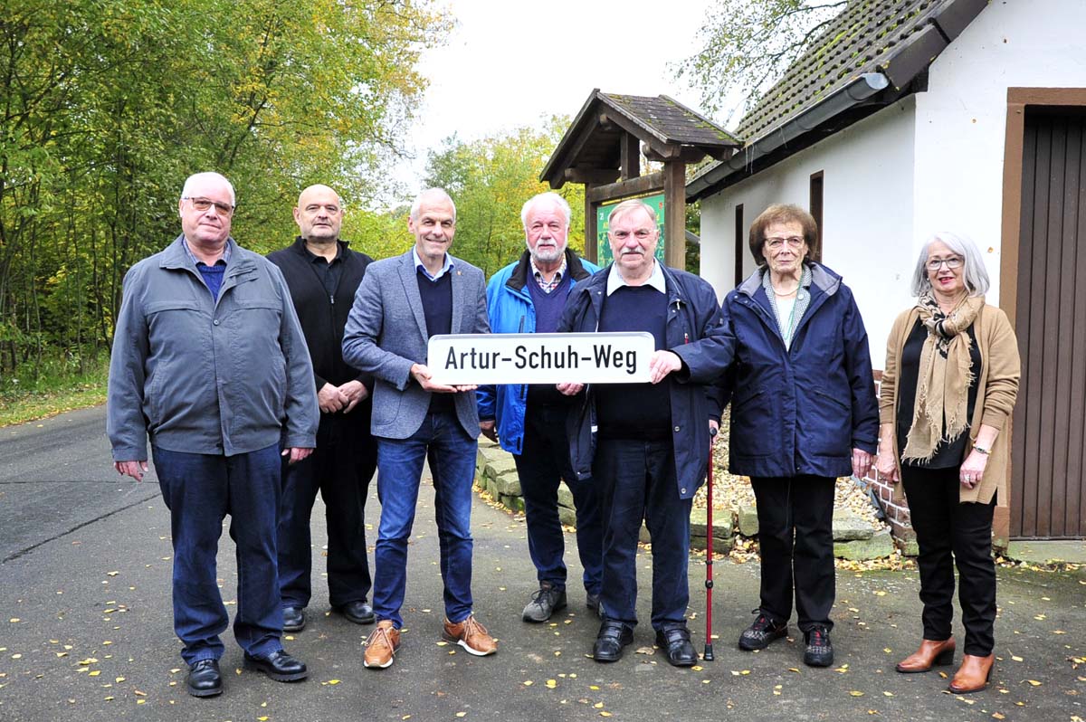 Artur-Schuh-Weg eingeweiht: Die Strae zur Wiedhalle in Neitersen hat einen Namen