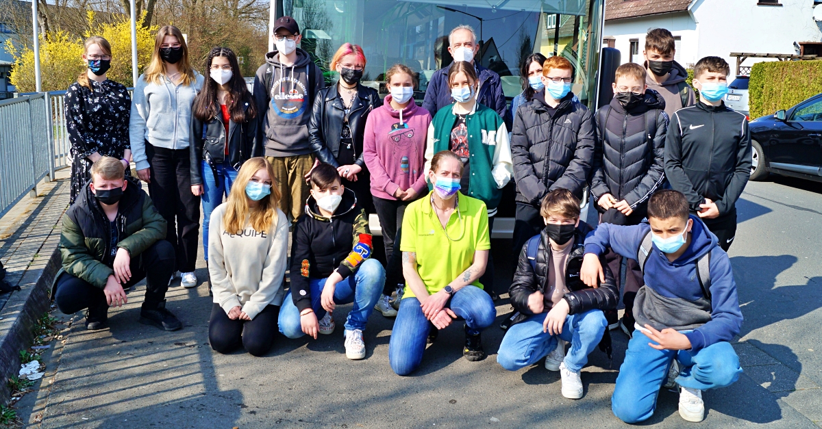 Die neuen Schulbusbegleiter gemeinsam mit Ilona Kleber, Fred Henschel und Gajane Schachnasarjan. (Foto: Diana Hedwig)