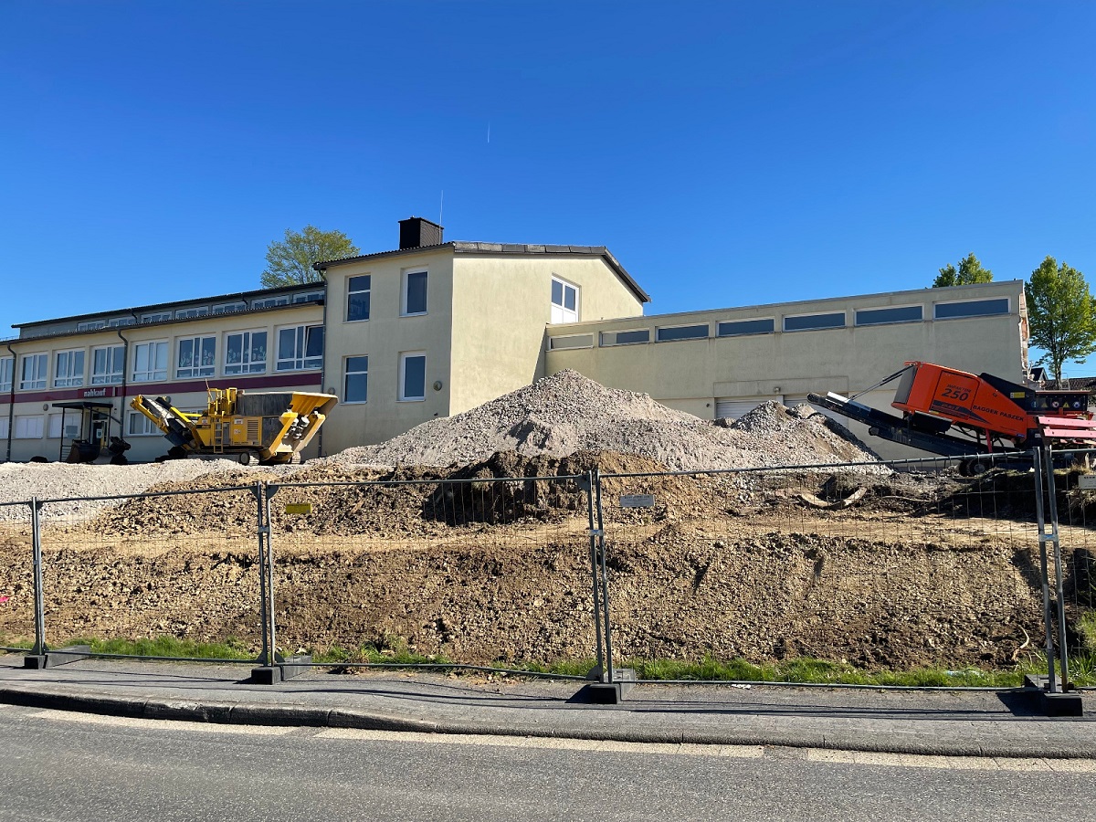 Die Abbrucharbeiten fanden direkt neben der Grundschule statt. (Fotos: privat)