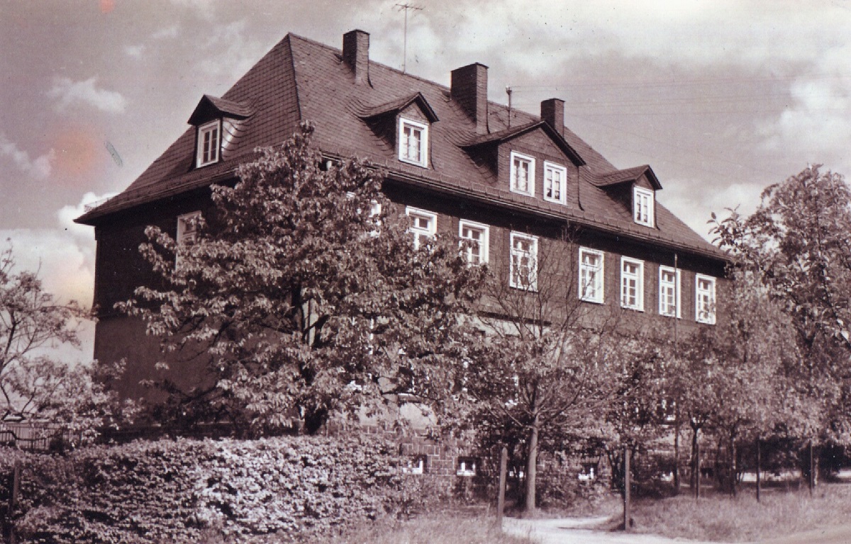 Im neuen Heimat-Jahrbuchs des Kreises Altenkirchen wird ber die Vorgnge auf der Kttingerhhe whrend und nach der Nazizeit berichtet. Eine Rolle dabei spielt auch das Schulhaus von 1930. (Fotos: Archiv Bernhard Theis)