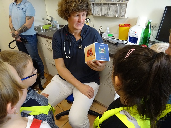 Kita-Kinder aus Pracht zu Besuch beim Tierarzt