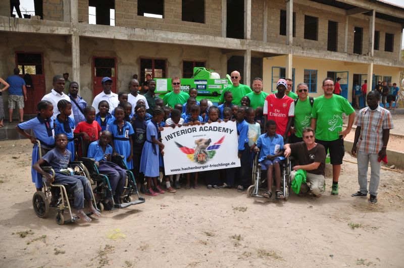 50.000 Euro Spendenbergabe durch die "Frischlinge" fr den Schulbau in Gambia. Foto: privat 