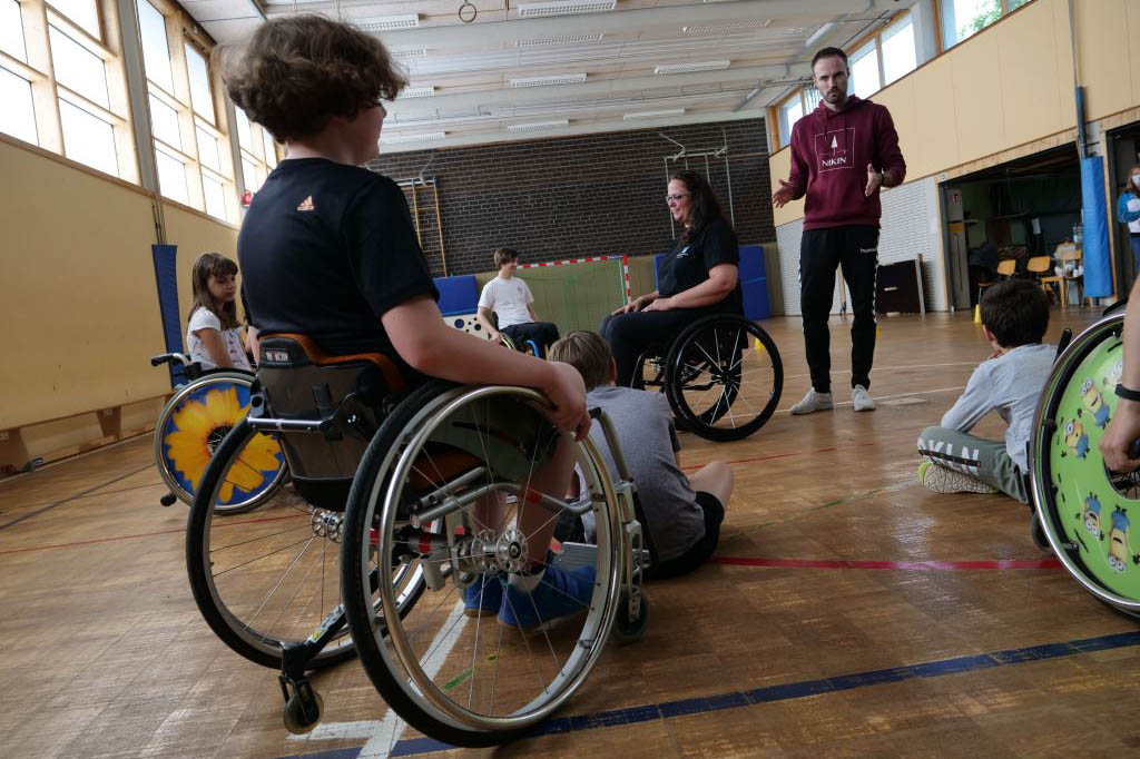 Lukas Neumann und das Team sensibilisieren die Kinder fr Menschen im Rollstuhl. Fotos: privat