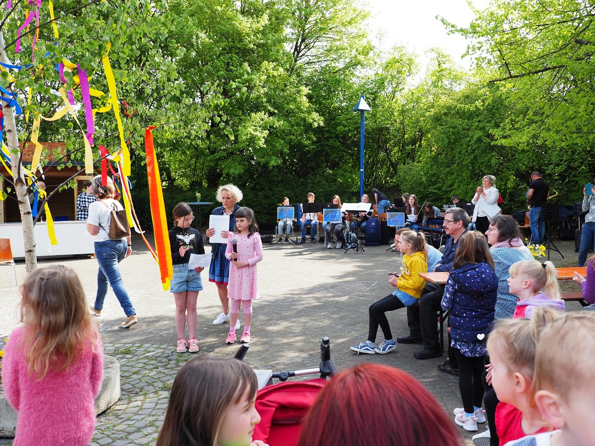 Schulfest der Stffelmaus-Schule mit Kunstwerken rund ums blaue Friedensschaf 