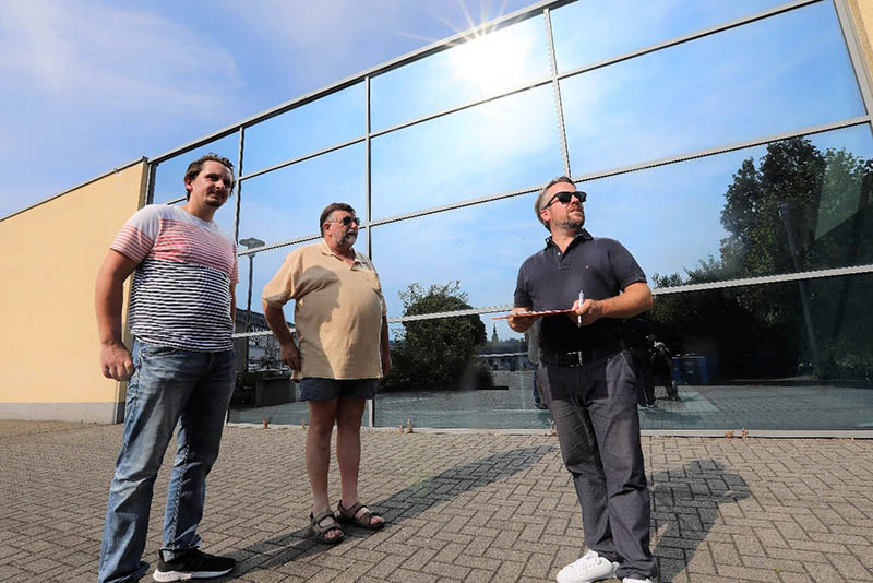 Stephan Wefelscheid (rechts) schaut sich vor Ort in Puderbach zusammen mit seinem B-Kandidaten Christian Altgeld (links) und dem FWG Kreisfraktionsvorsitzenden Udo Franz (Mitte) das Schulhallenbad an. Foto: privat