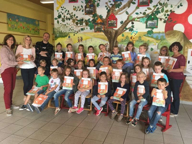 Schulleiterin Elke Ofterdinger, Kim Hoffmann und die Kinder der ersten Klasse mit ihren Lehrern. Foto: Bank