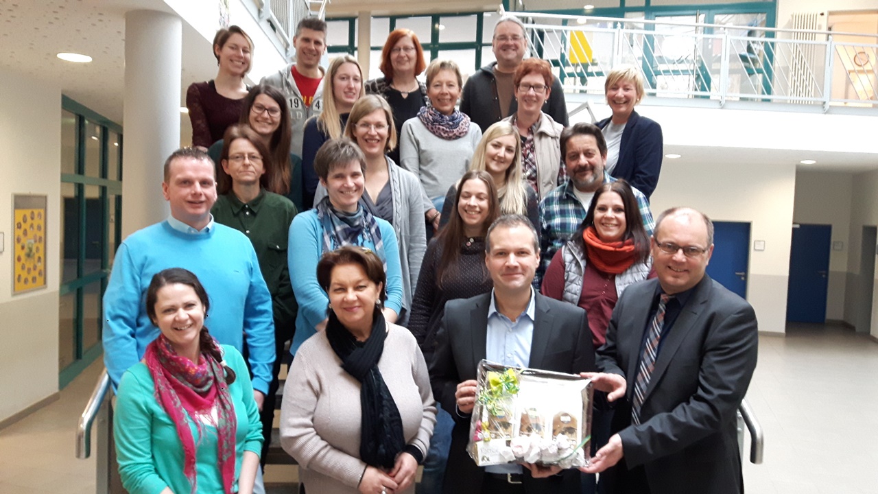 Der neue Schulleiter Lars Lamowski mit Brgermeister Jens Sttzel (re.) und Regierungsschulrtin Marie-Luise Hees (li.), das Kollegium der Grundschule sowie Vertretern des Schulelternbeirates