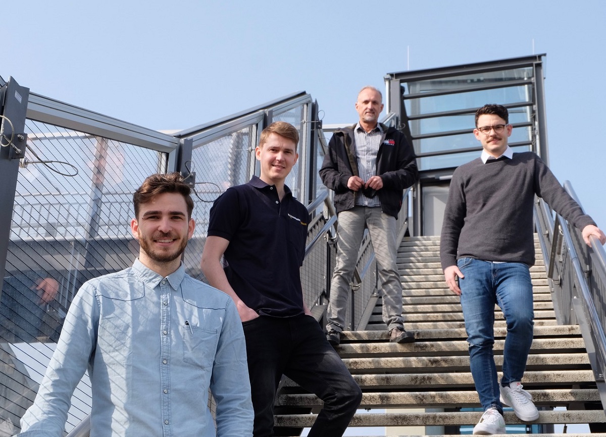 Eines der vielen jungen StartUp-Unternehmen in der Region Wisserland sind die Schulte Brder mit ihrer Firma Schulte-Consulting Gbr und Motorschadenvergleich. Von unten nach oben: Josua (B.Sc. Wirtschaftsinformatik), Julian (M. Eng. Fahrzeug Ingenieur) und Jonathan Schulte (Maschinenbau Doktorand) gemeinsam mit Citymanager Uli Noss. (Foto: KathaBe)