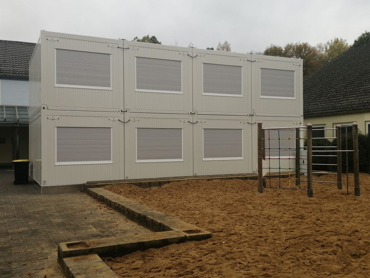 Auf dem kleineren Schulhof der Pestalozzi-Grundschule in Altenkirchen dienen diese Container als Unterrichtsräume. (Foto: vh)