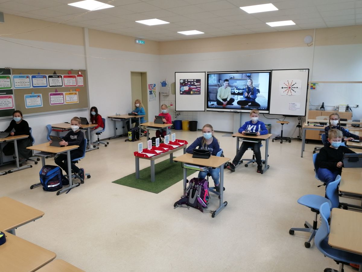 Die Schler der Klasse 4c der Erich-Kstner-Schule in Altenkirchen kennen sich im Umgang mit iPads aus. Klassenlehrer Dominik Bruchof ist froh, dass er ein Whiteboard der neuen Generation nutzen kann. (Foto: vh)