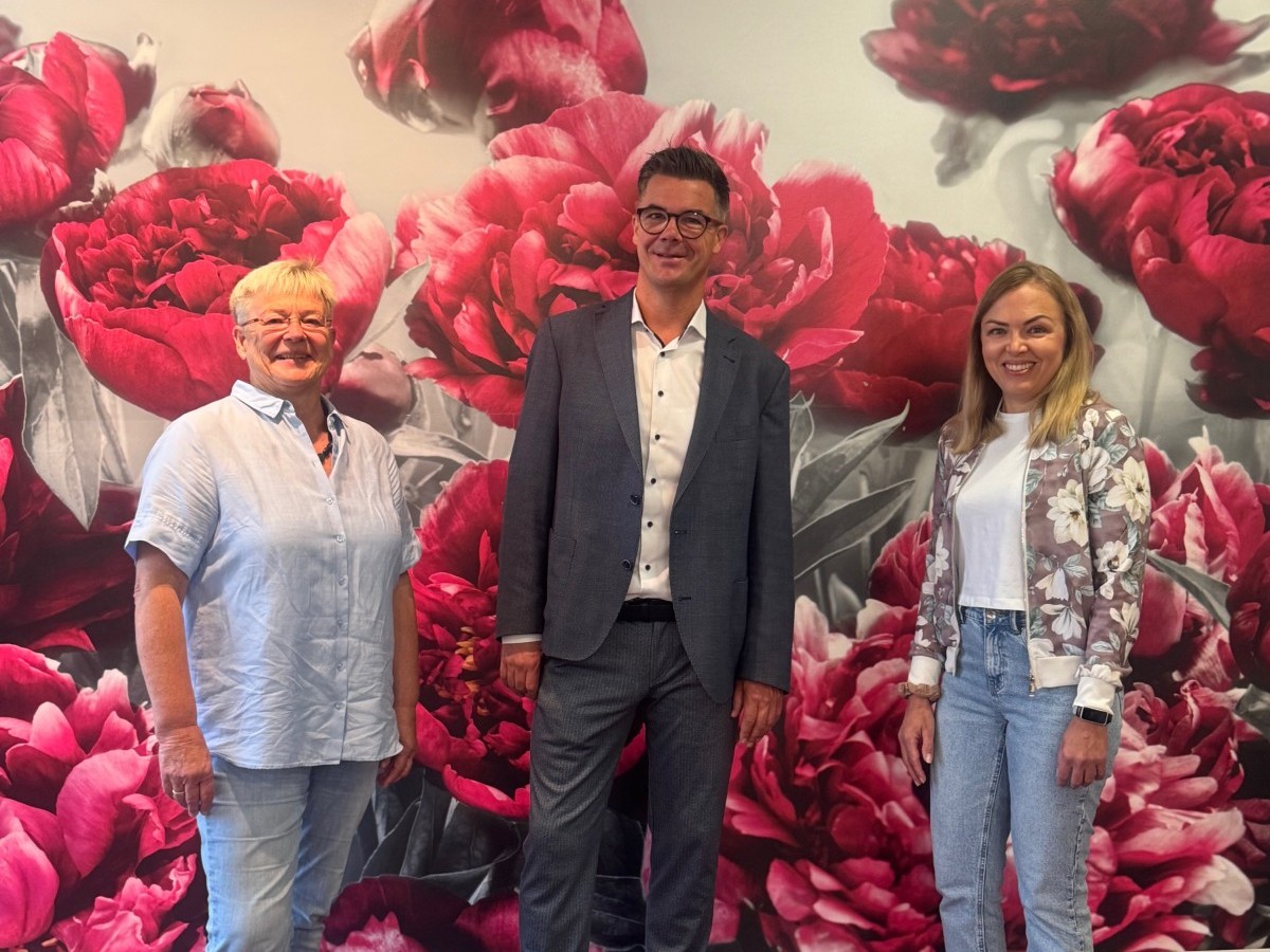 Gemeinsam setzen sie sich f�r das Projekt "Gemeinsam Schulw�rts" ein: (von links) die Projektverantwortliche Frau Zimmermann vom Mehrgenerationenhaus, B�rgermeister Peter Jung und MGH-Koordinatorin Jennifer Welker. (Foto: Teofil Abu-Mansur)