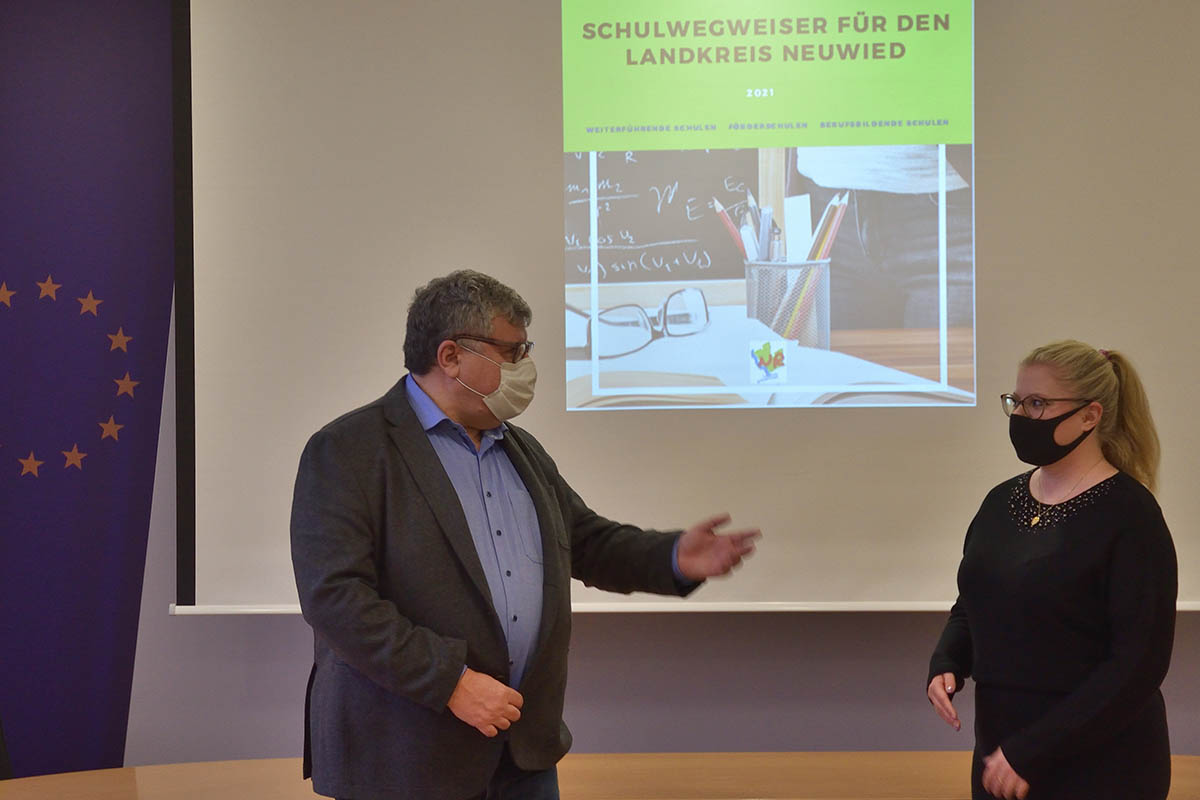 1. Kreisbeigeordneter Michael Mahlert und Bildungsmanagerin Laura Schaaf bei der Besprechung des aktuellen Schulwegweisers fr den Landkreis Neuwied 2021  weiterfhrende Schulen, Frderschulen, berufsbildende Schulen. Foto: Kreisverwaltung