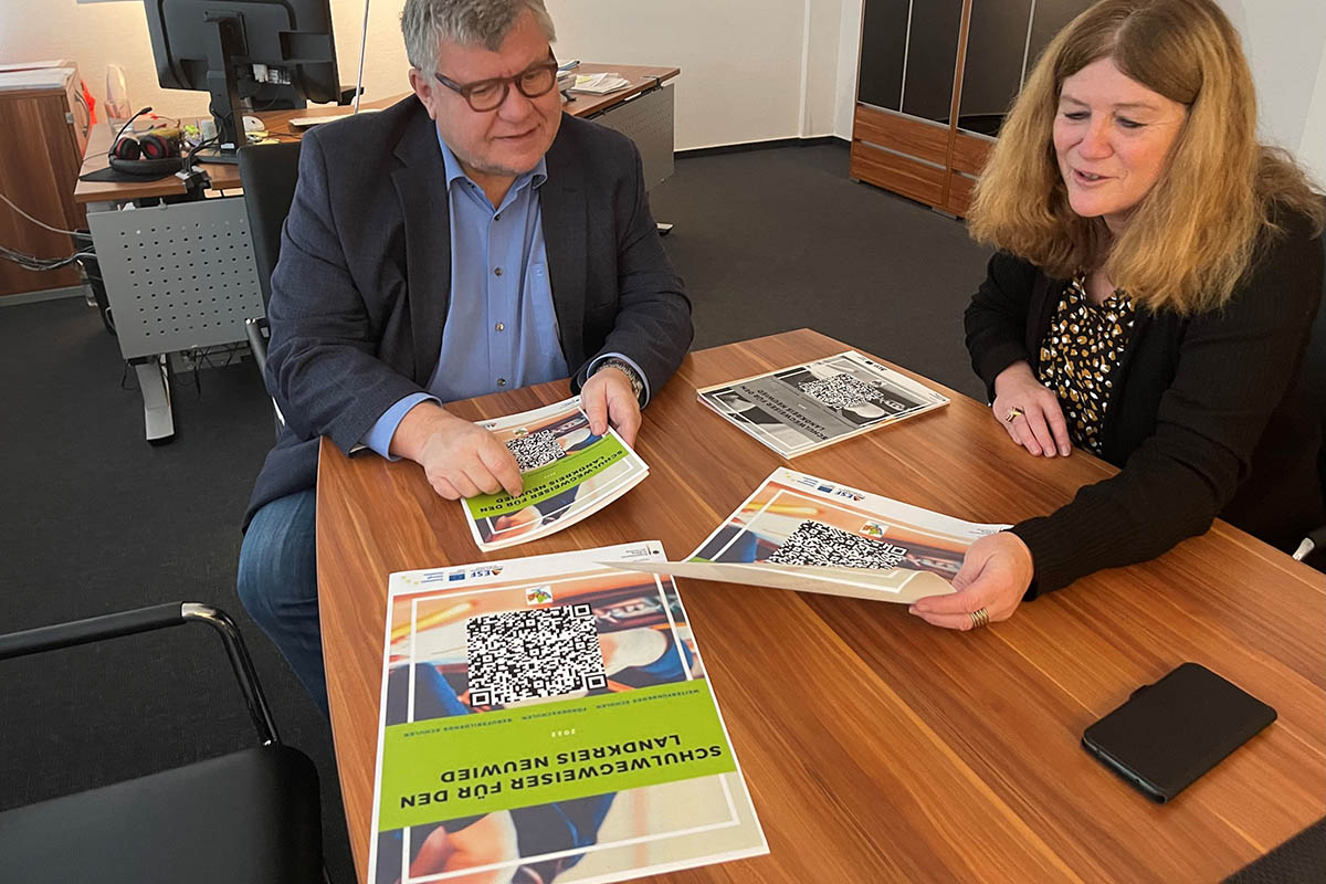 Kreisbeigeordneter Michael Mahlert und Andrea Oosterdyk vom Bildungsbro des Kreises Neuwied empfehlen den Schulwegweiser. Foto: Kreisverwaltung