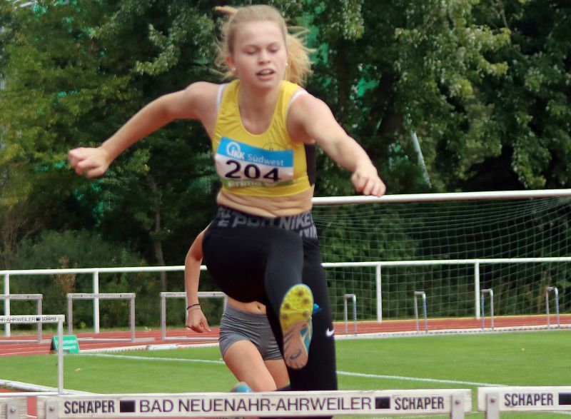 Rheinlandmeisterin ber 300 m-Hrden  Barbara Schulze-Frieling. Fotos: VfL Waldbreitbach