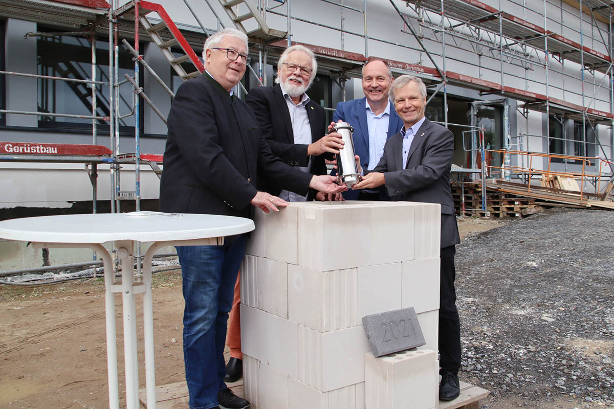 Erst befllten sie die Zeitkapsel gemeinsam, dann wurde der Grundstein mit der Jahreszahl 2021 symbolisch gelegt: Werner Seifert, Klaus Wegner, Hans-Joachim Lampe-Booms und Brgermeister Otto Neuhoff. Foto: Stadt Bad Honnef 