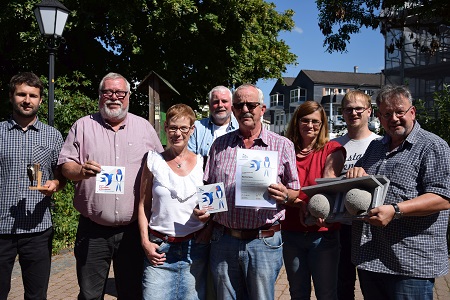 Stadtbrgermeister Walter Strunk (2. v. l.) und das Ehepaar Stein (3. und 5. v. l.) mit
ihren Plaketten sowie Sigrid Schmidt-Fasel, Vorsitzende der NABU-Gruppe Daaden (6. v. l.), und Frederik Sturm, stellvertretender Vorsitzender der NABU-Gruppe Daaden (7. v. l.). (Foto: Jonas Klute)