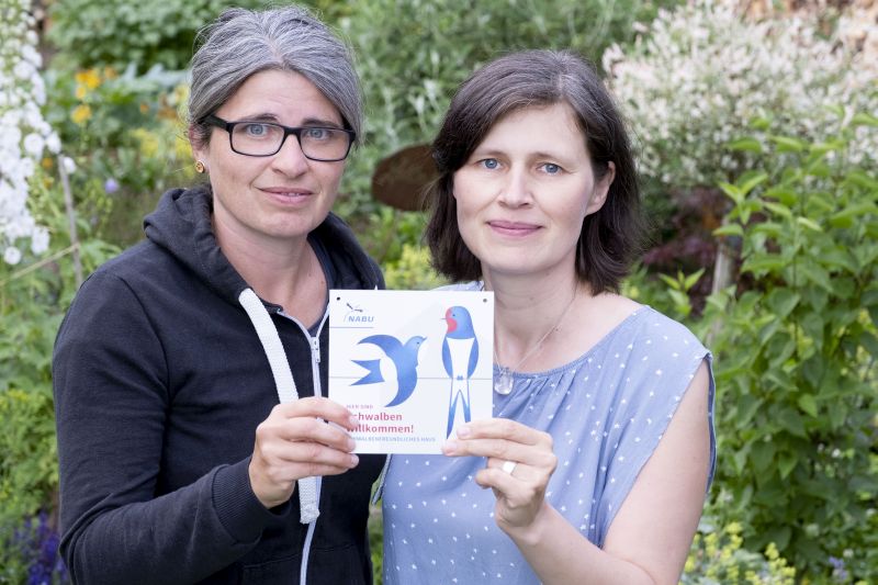 Verleihung der Auszeichnung „Schwalbenfreundliches Haus“ an Olga und Denise Remmele. Foto: NABU