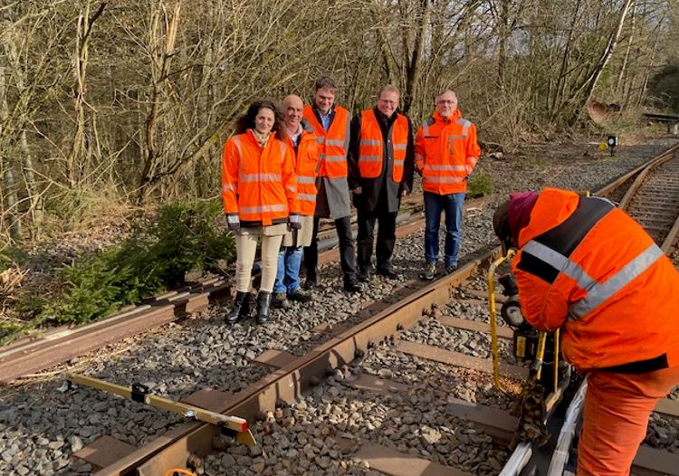 Erster Kreisbeigeordneter begrt Besucher der Fa. Sinzig Schweisstechnik GmbH auf dem Betriebsgelnde der Westerwaldbahn. (Foto: Westerwaldbahn GmbH)