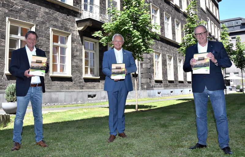 Von links: Landrat Achim Schwickert (Landrat Westerwaldkreis), Achim Hallerbach (Landrat Kreis Neuwied), Dr. Peter Enders (Landrat Kreis Altenkirchen). Fotos: privat