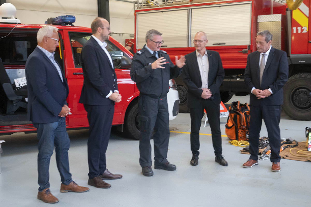 Wehrleiter Peter Sch�fer stellt die Besonderheiten der Freiwilligen Feuerwehr Rengsdorf-Waldbreitbach vor. Fotos: Wolfgang Tischler