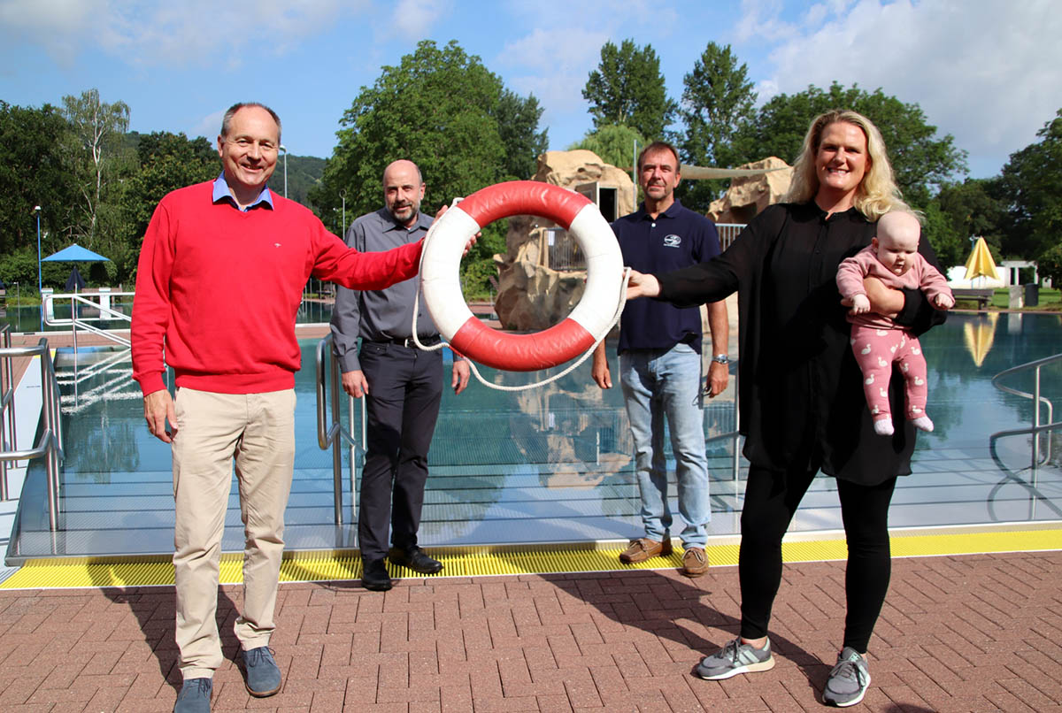 Von links: Hans-Joachim Lampe-Booms (Betriebsleiter der Bad Honnefer Bder), Felix Trimborn (Fachdienst Soziales und Asyl), Stephan Priss (DLRG) und Laura Solzbacher vom Bndnis fr Familie mit Lena. Foto: Stadt Bad Honnef