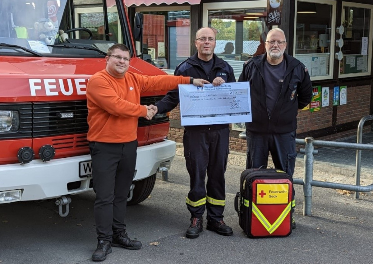 Feuerwehr Seck erhielt 1200-Euro-Spende fr einen Notfallrettungsrucksack