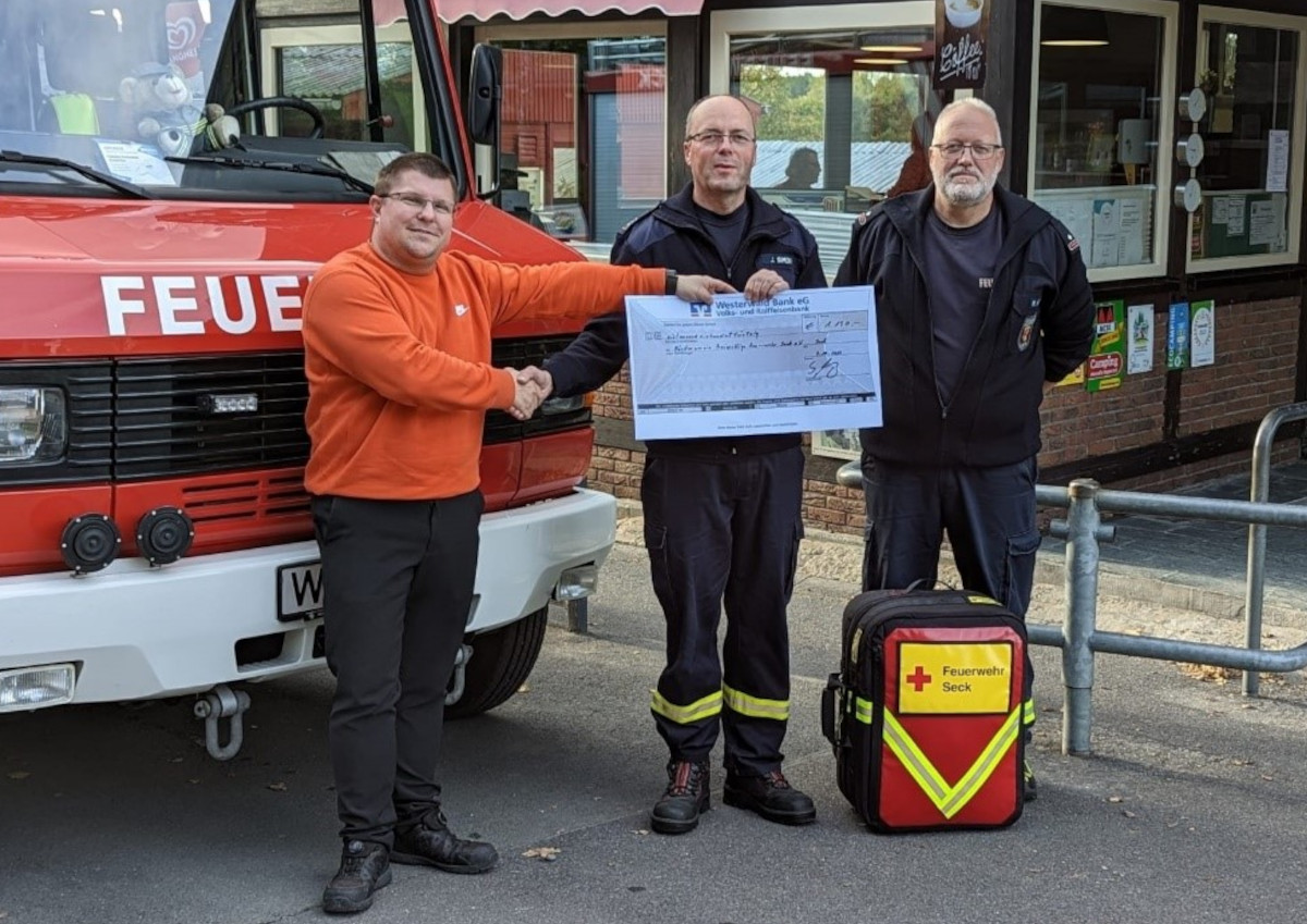 Von links: Sren Neuberger, Wehrfhrer Jrgen Simon, stellv. Wehrfhrer Michael He. (Foto: Feuerwehr Seck)