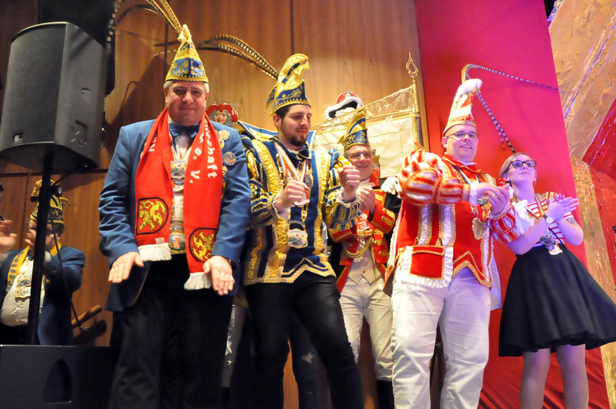 Karnevalisten feiern gemeinsam Brauchtum, wie hier in der Session 2018/19. (Foto: Archiv KKÖ)