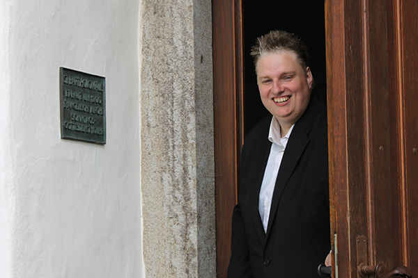 Christian Seel will Tren zu christlicher Gemeinschaft ffnen, hier zur Bartholomuskirche in Altstadt. Foto: Sabine Hammann-Gonschorek