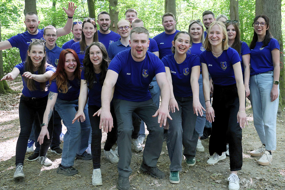 Burschen mit Maim�dchen und dem Maik�nigspaar Max M�ller und Carina B�tehorn (Mitte). Foto: J�rg Niebergall