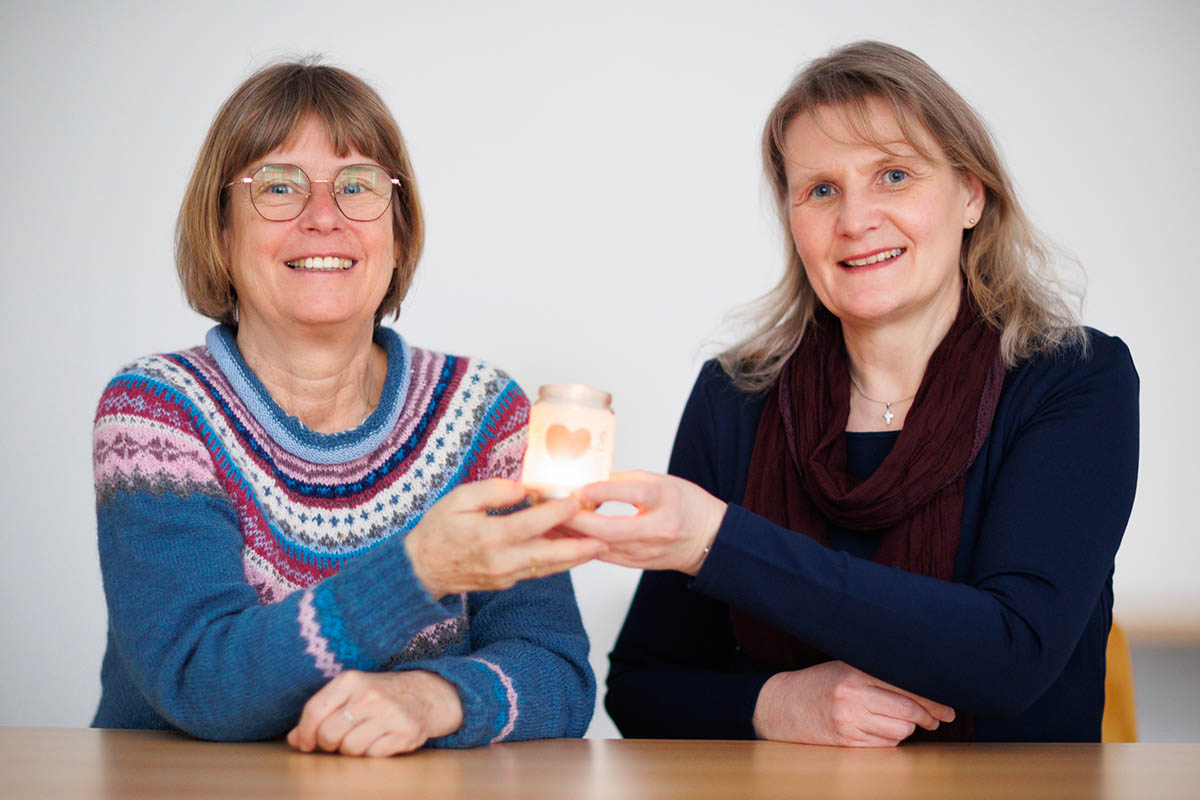 Regina Kehr (links) und Marina Jung mit einem selbstgebastelten "Segensglschen". Foto: Peter Bongard