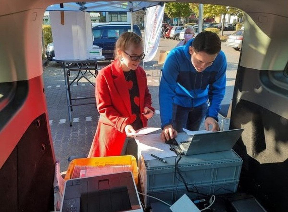 Die Anwrter Lorena Fries und Nils Schrder halfen mit, den Brgern im Ahrtal Zugang zu den Wahlunterlagen zu verschaffen. (Foto: Verwaltung)
