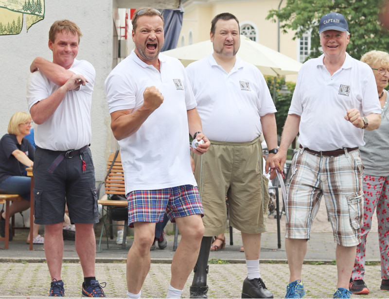 Spielfreude pur bei der ersten Boule-Stadtmeisterschaft in Selters. (Foto: Rita Steindorf)

