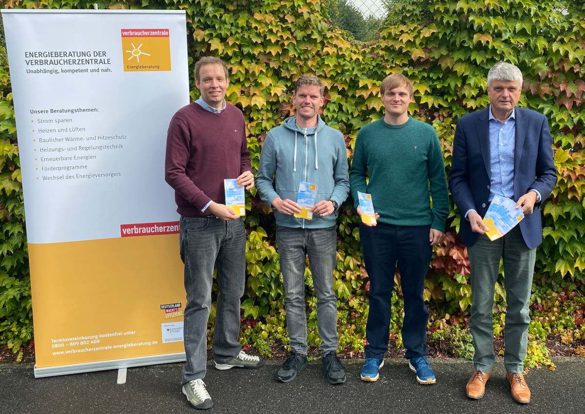 Von links: Michael Benken, Verbraucherzentrale Rheinland-Pfalz; Thomas Siry, Klimaschutzmanager der Verbandsgemeinde; Mark Specht, Energieberater der Verbraucherzentrale, und Klaus Mller, Brgermeister der Verbandsgemeinde (Foto: VG Selters)