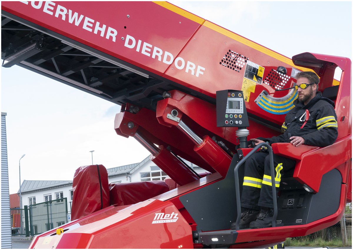 Fr den Ernstfall mit der Drehleiter geprobt: Feuerwehr-Maschinisten aus vier Verbandsgemeinden trafen sich