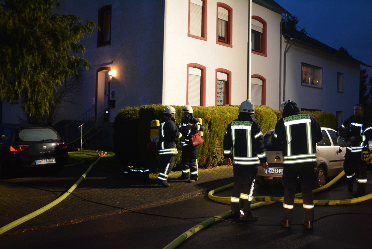 ERSTMELDUNG: Zimmerbrand in Selters: Feuerwehr rettet Mutter mit zwei Kindern